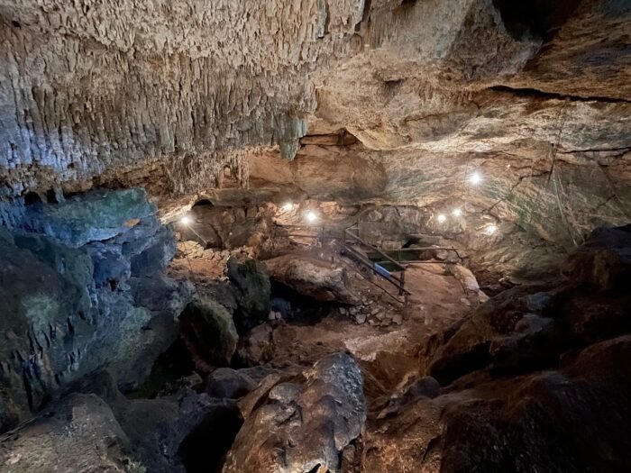 Cueva estalactitas con luces Santa Cruz