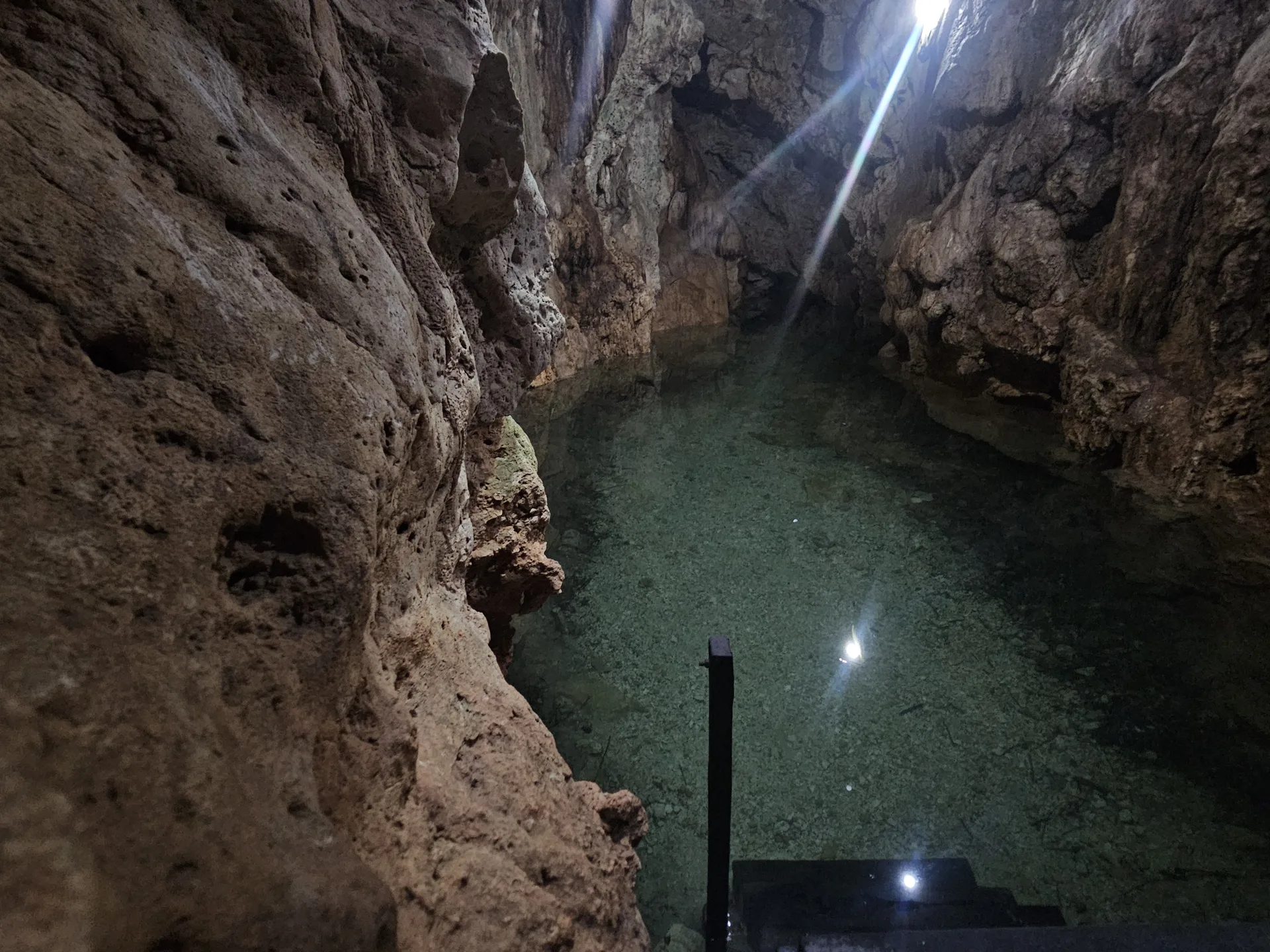 Río interior cenote Santa Cruz