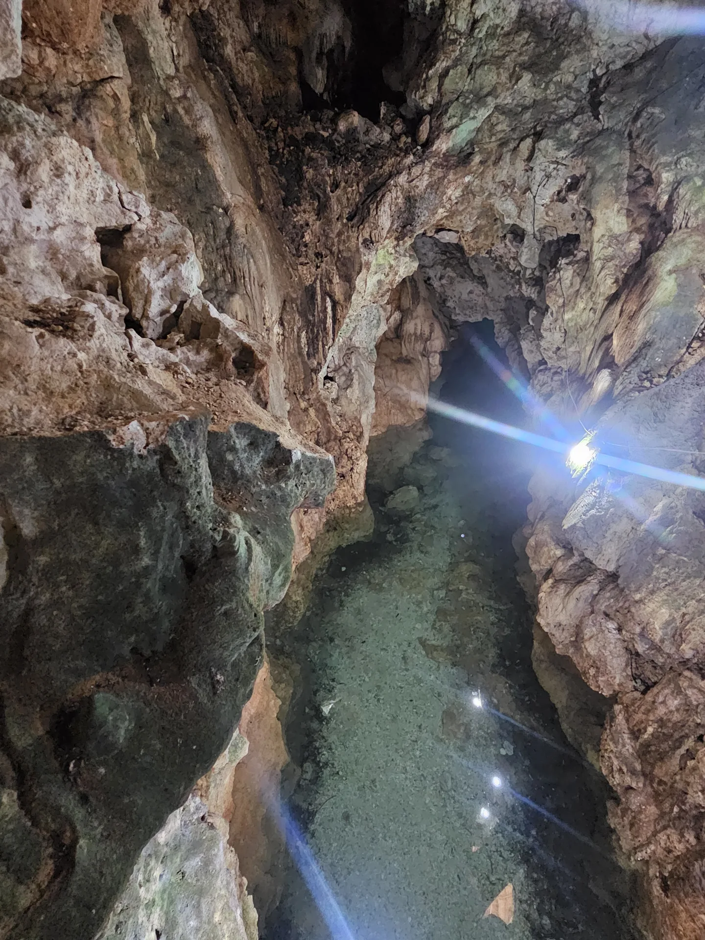Luz interior cueva Santa Cruz